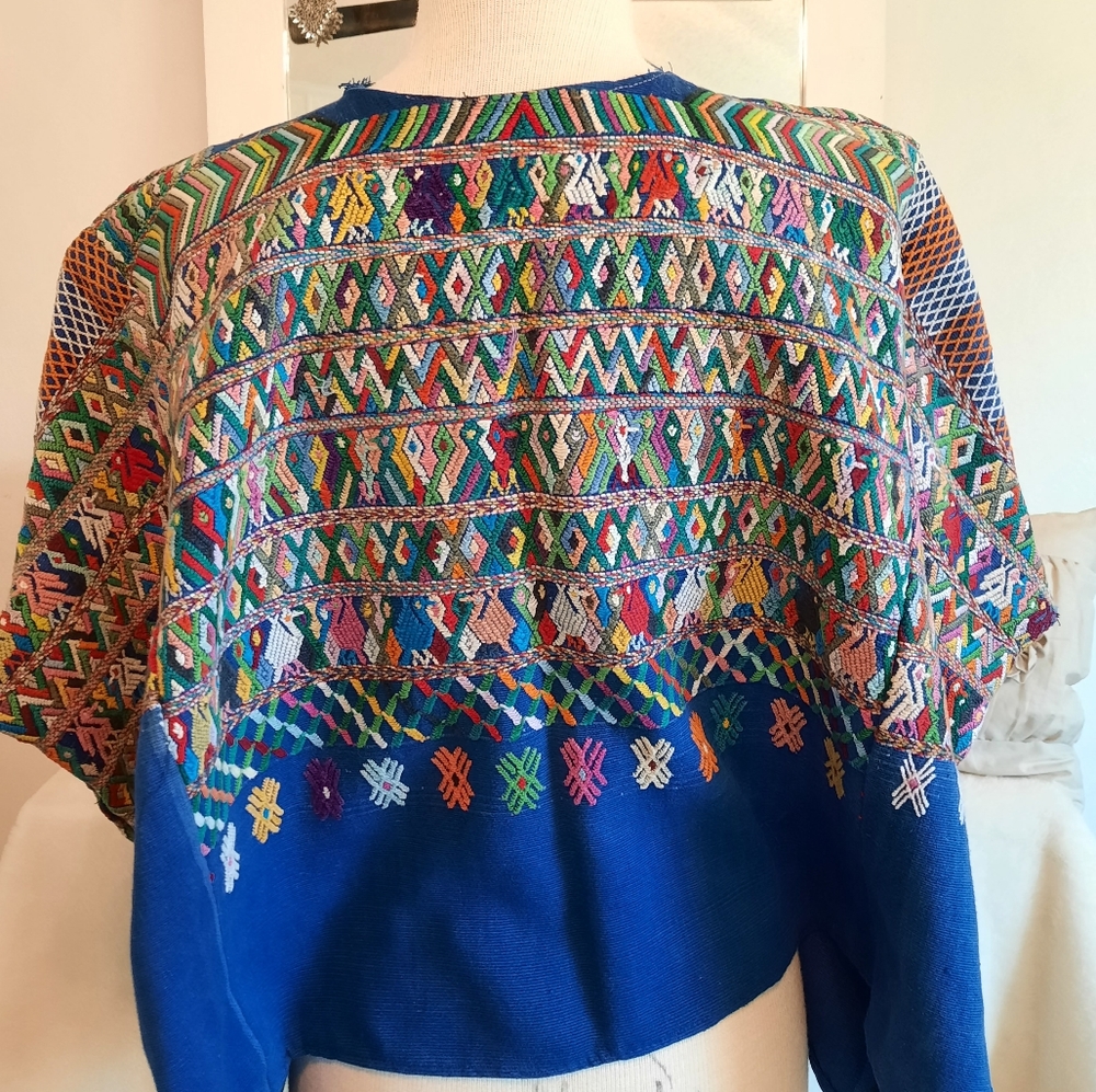 Guatemalan High Quality Loom Woven Traditional Huipil - Picture 3 of 12